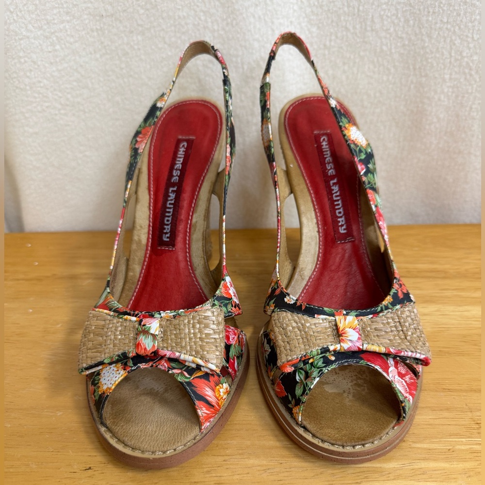 Floral Thin Wedges - Black and Red with Woven Bow